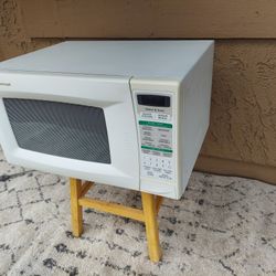 Large White Microwave By Sharp, Countertop. Rotating Plate, Cooks Fast, Many Settings , Clean
