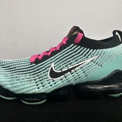 NIKE TURQUOISE AND FUCHSIA SNEAKERS SIZE: 9 WOMENS.