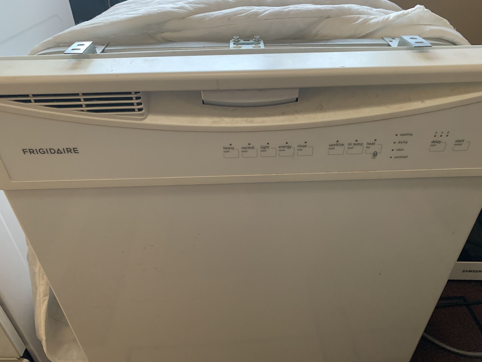 Frigidaire Dishwasher.  Works Well.  No Problems