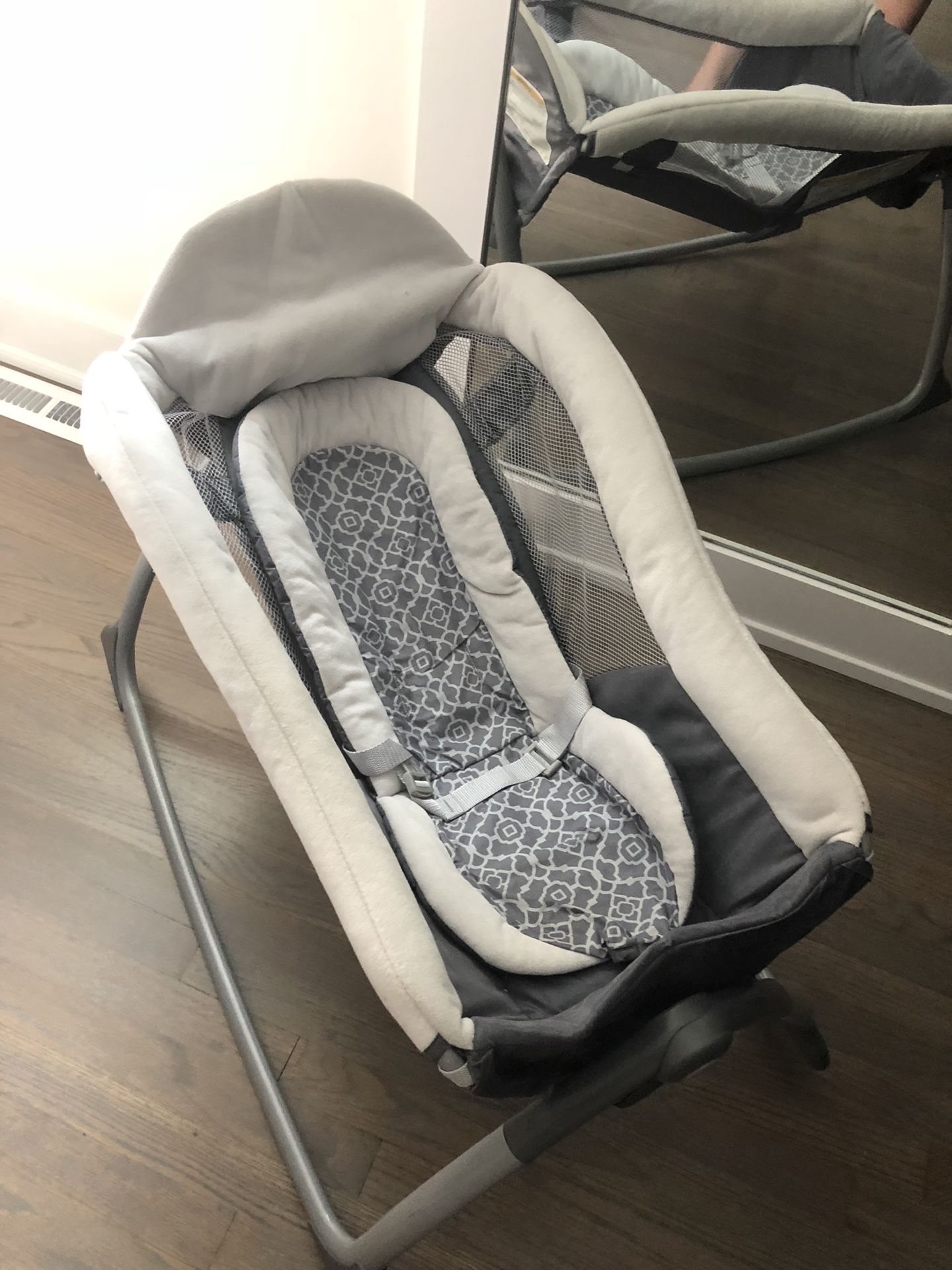 Graco Little Lounger Swing Mullaly for Sale in Stratford CT