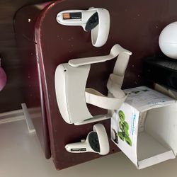 Oculus Meta 2 Quest With Controllers And Charger 