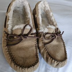 Ugg Moccasin Size 6