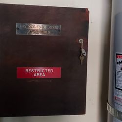 Locking wooden cabinet (hang on wall)