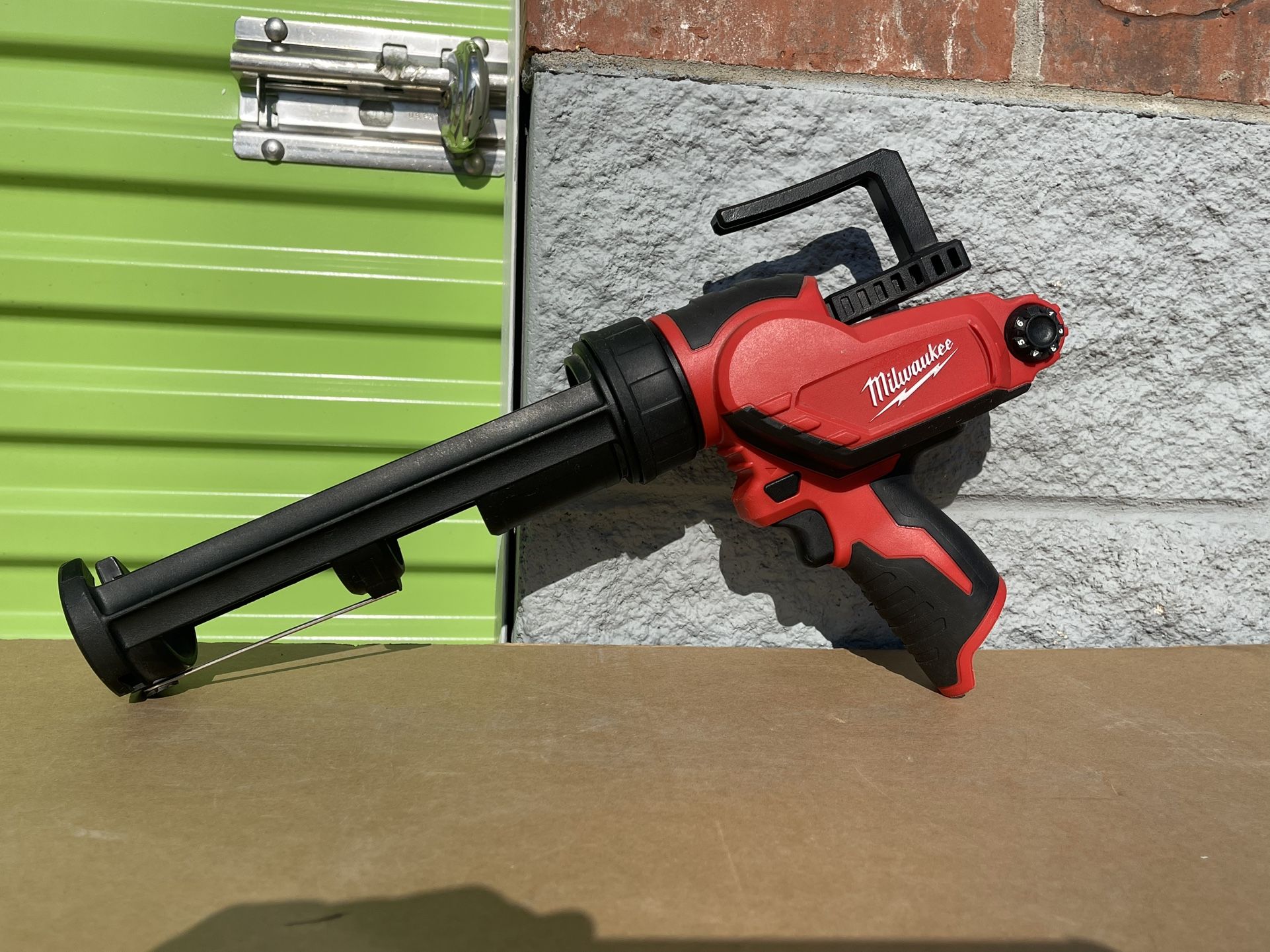 Milwaukee M12 Caulk Gun