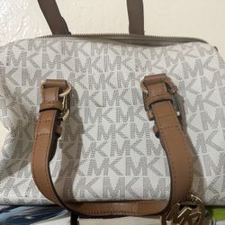 New Michael Kors Small Bucket Bag Crossbody for Sale in Long Beach, CA -  OfferUp