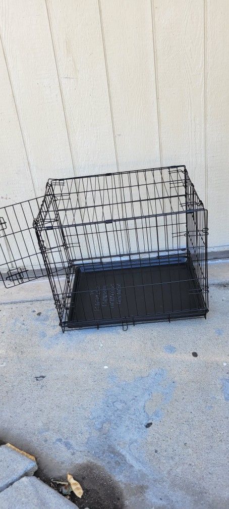 M-Pets Voyager  1 Door Folding Dog Crate 30" L X 19" W  X 21" H