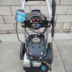 2,700PSI Pressure Washer. Gasoline Powered 4 Stroke
