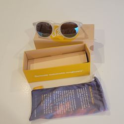 Sunski Dipsea Sunglasses Frosted White 2111 Sun-DS-FSK Polarized New
with original box and cleaning bag.  55x15x130.
UPC 31.
Weight 4oz plus