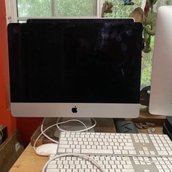 Two Apple computers, two keyboards and one mouse