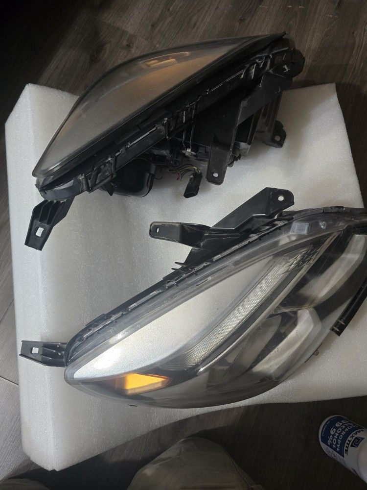 Chevy
equinox Headlight 2010-15 Set good condition