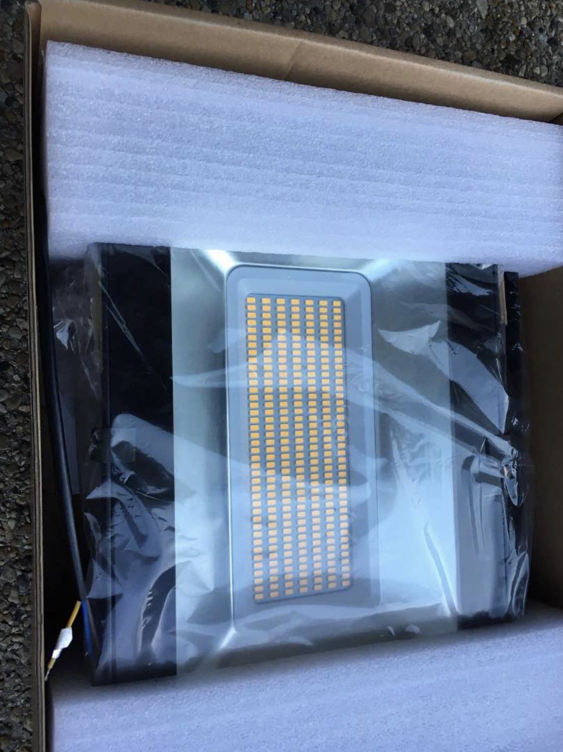 Viugreum 150W LED Flood Light Fixture - 400W Equivalent - 18000 Lumens