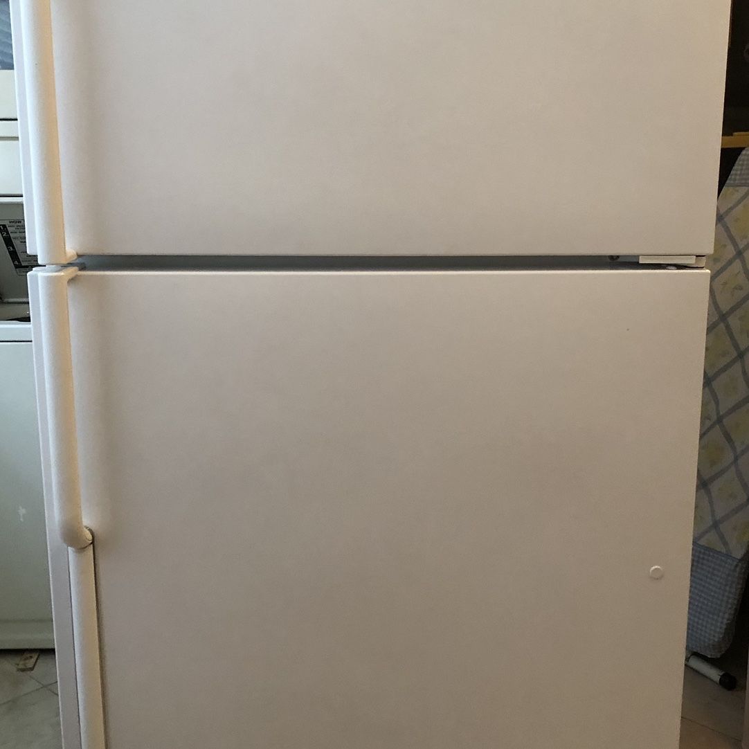 Maytag Refrigerator MTB2156DEW 