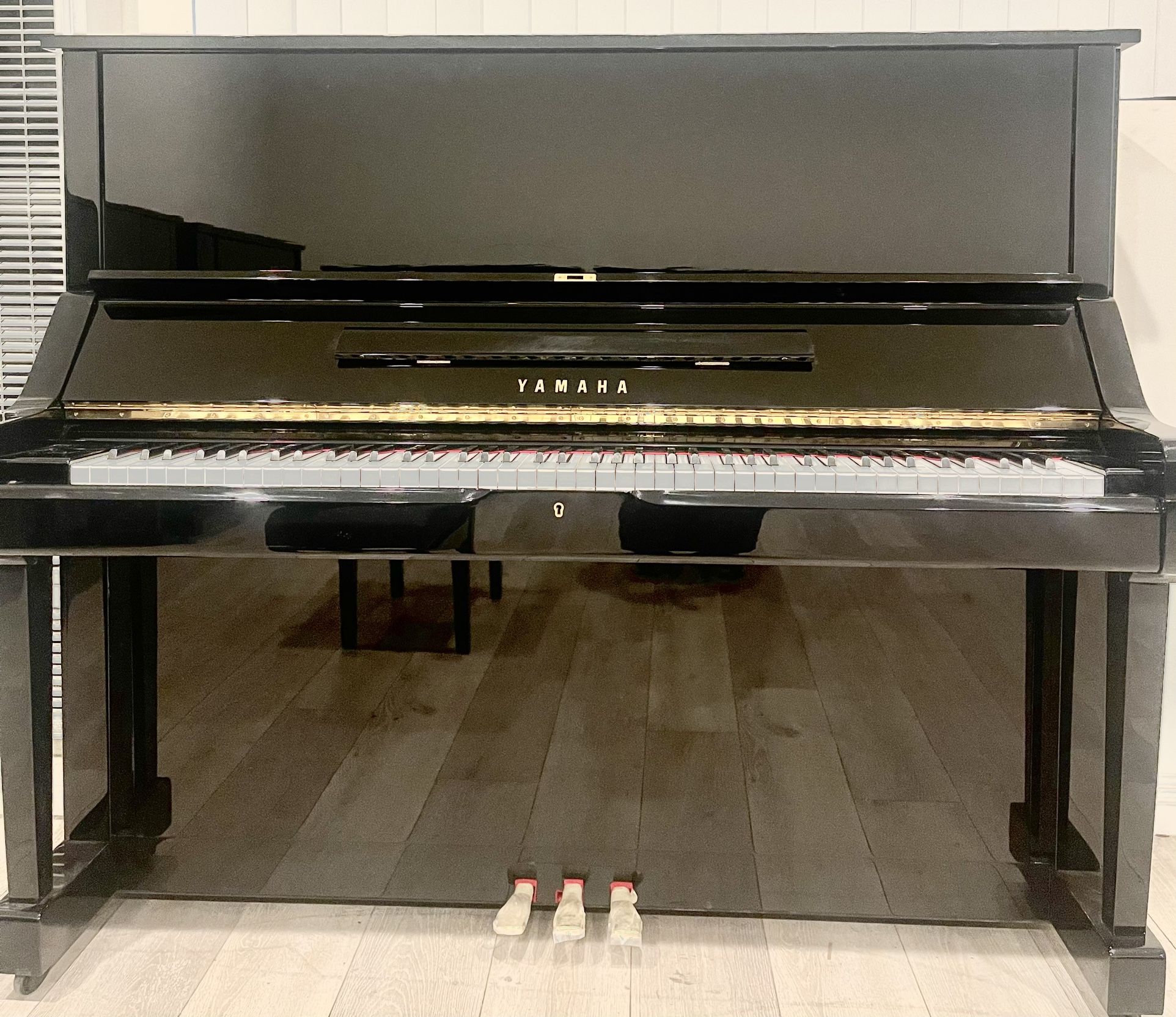 Stunning Condition Yamaha UX 52” Height Upright Piano for Sale in Los