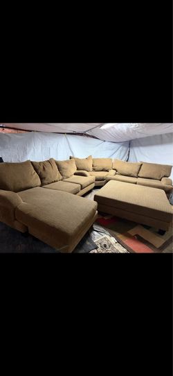 Brown couch with huge auto clean without the delivery four dollars local