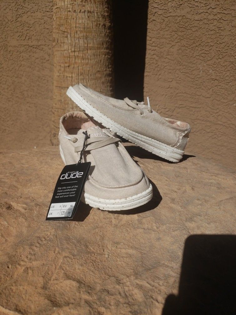 HEY DUDE SHOES (GREAT DEAL)