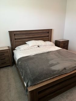King Bedroom Set | Dresser + 2 Nightstands + Bed Frame | Like New