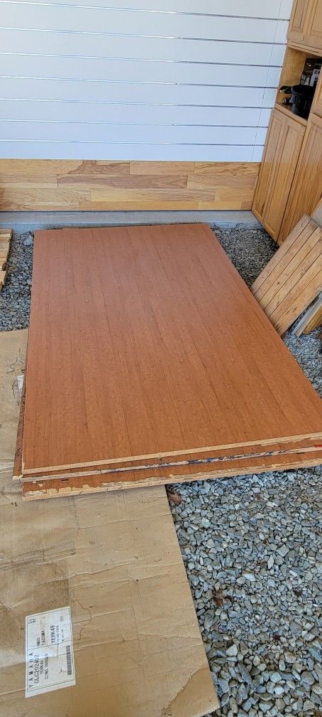 Free laminated particle boards.