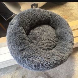 LOW PRICE MOVING- SUPER FLUFFY MEDIUM DOG BED FROM CHEWY 