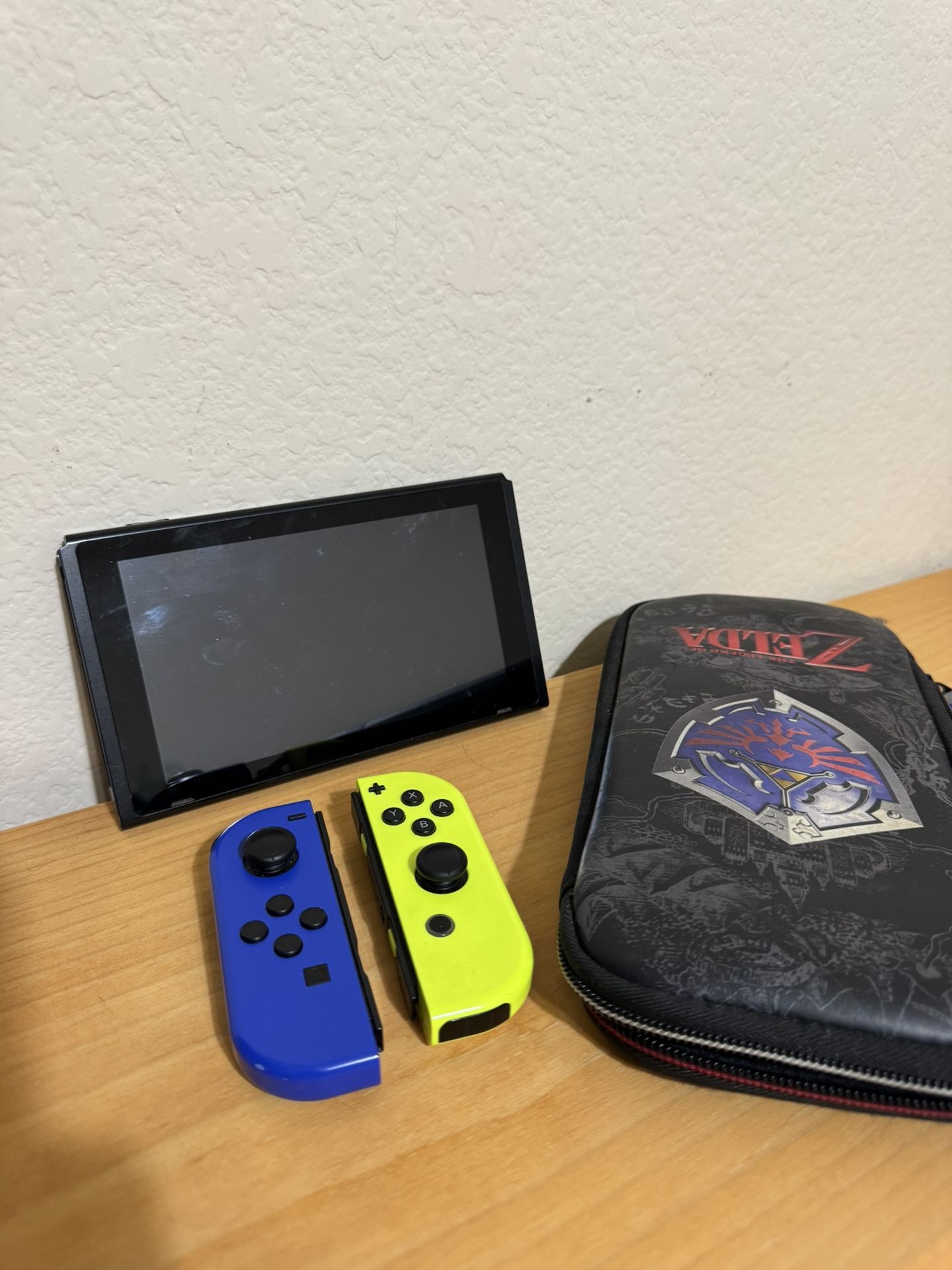 Nintendo Switch + Carrying Case + Mod