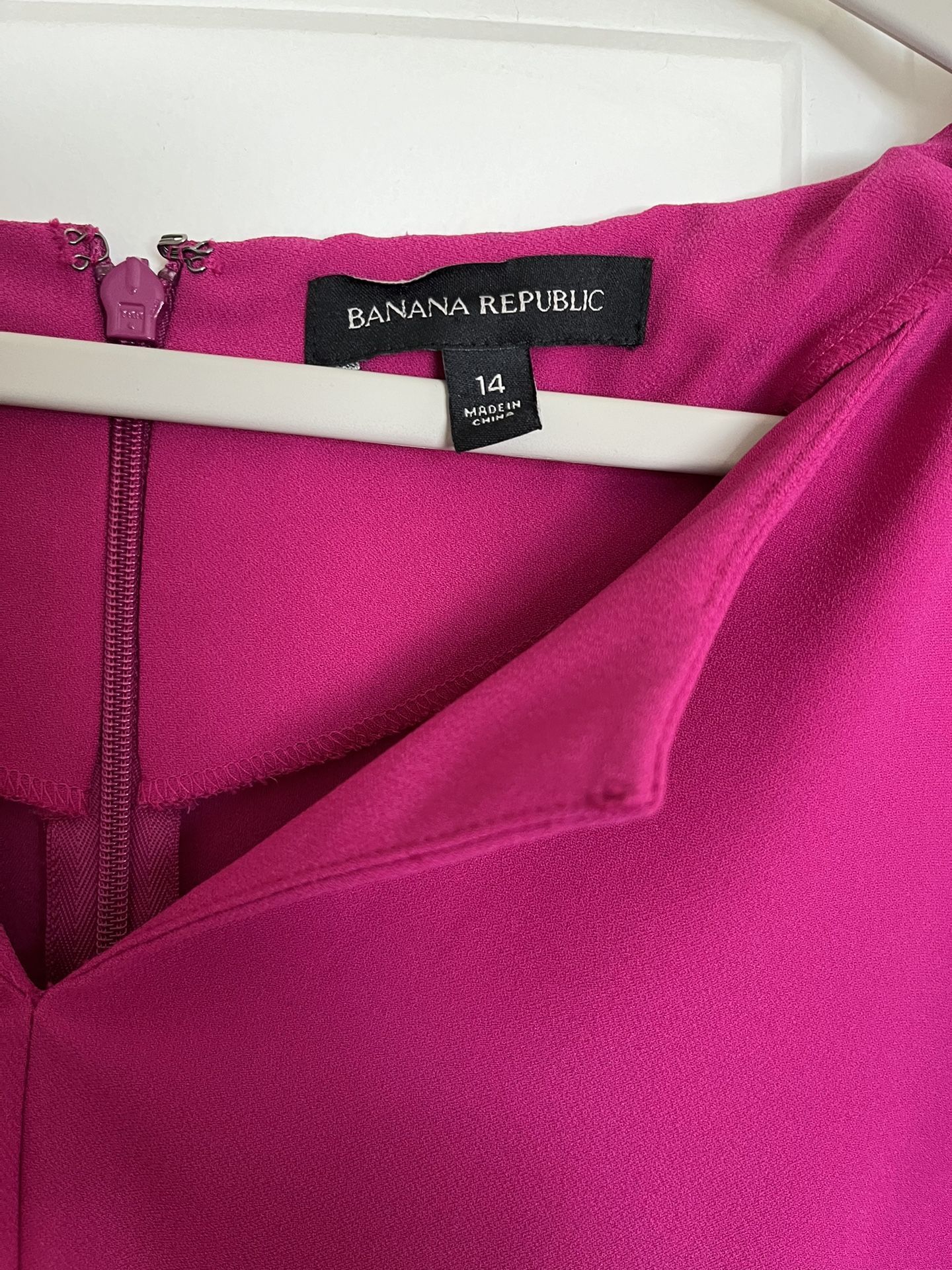 It’s Very Nice Dress From Banana Republic The Color Is Fuchsia Size 14. It Is Machine Washable.
