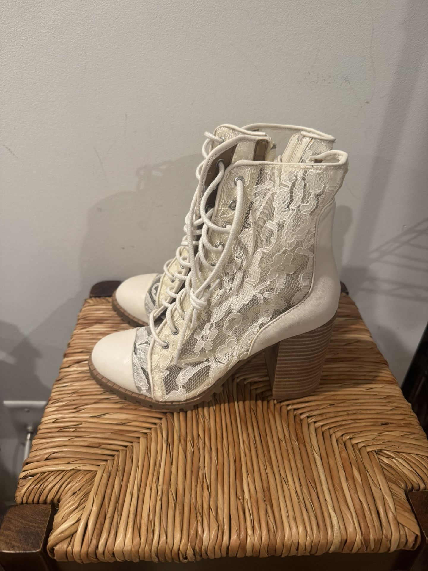 Report Cream Lace-Up Ankle Boots Size 7