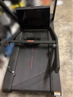 Peloton Treadmill – Barely Used – Needs Repair / Monitor Reconnected