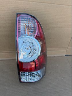 2012,2013,2014,2015 Toyota Tacoma Tail Light LED/Mica Trasera LED Rh Passenger (NEW) Ask