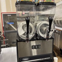 Slushy frozen drink machine