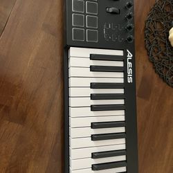 Alesis V25 Midi Keyboard