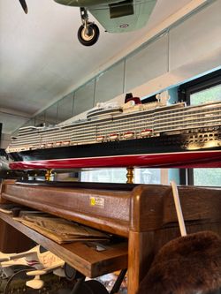 Queen Elizabeth model ship 39.5 ocean liner