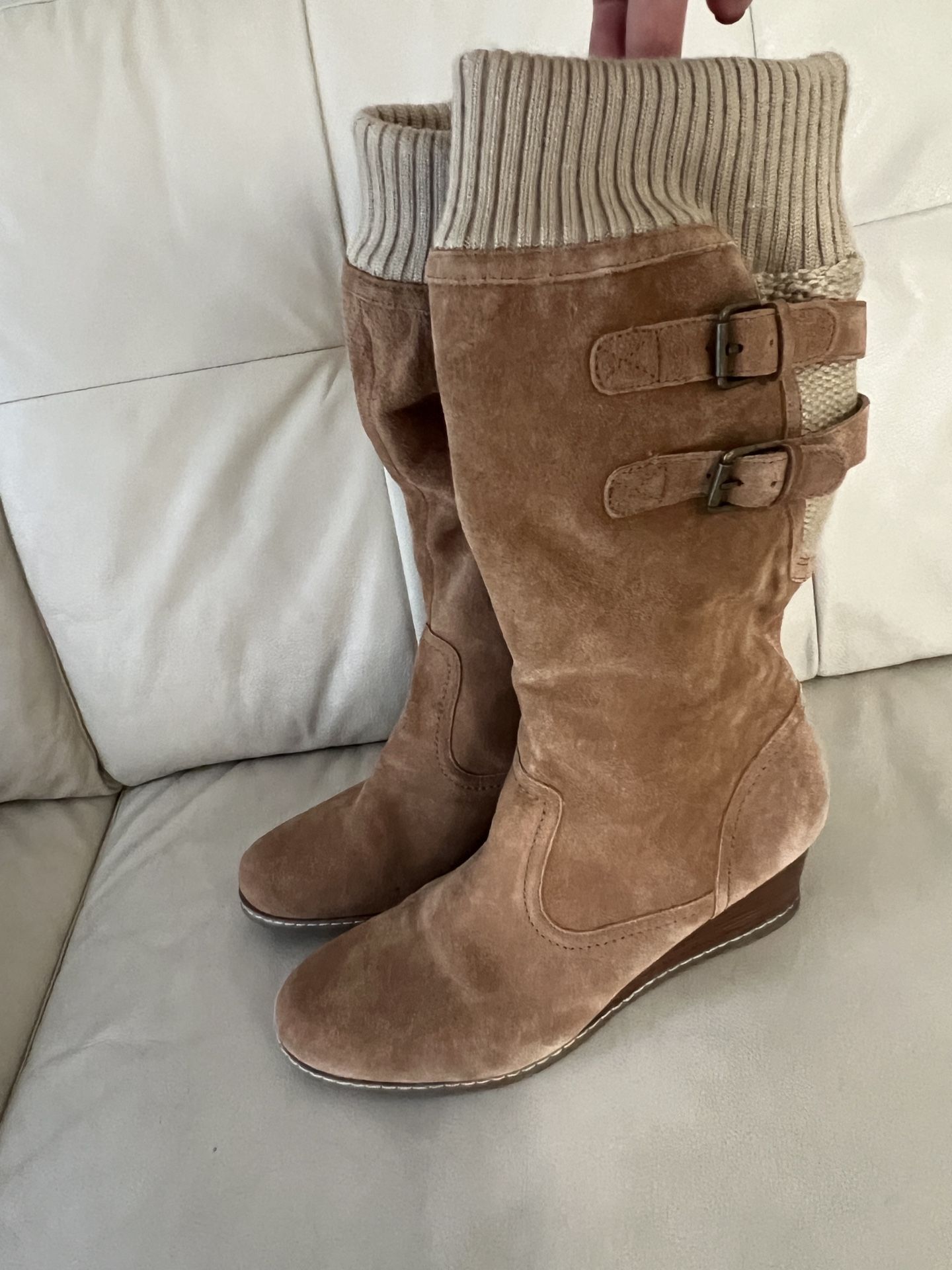 Stylish suede platform boots with knitted shafts for wide shafts. Size 11