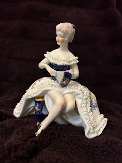 Porcelain sitting lady with fan