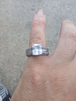 Woman's wedding ring