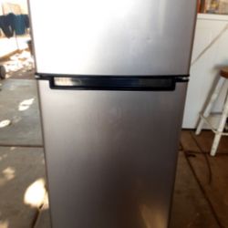 Magic Chef Fridge Freezer 4.5 Cubic Ft.