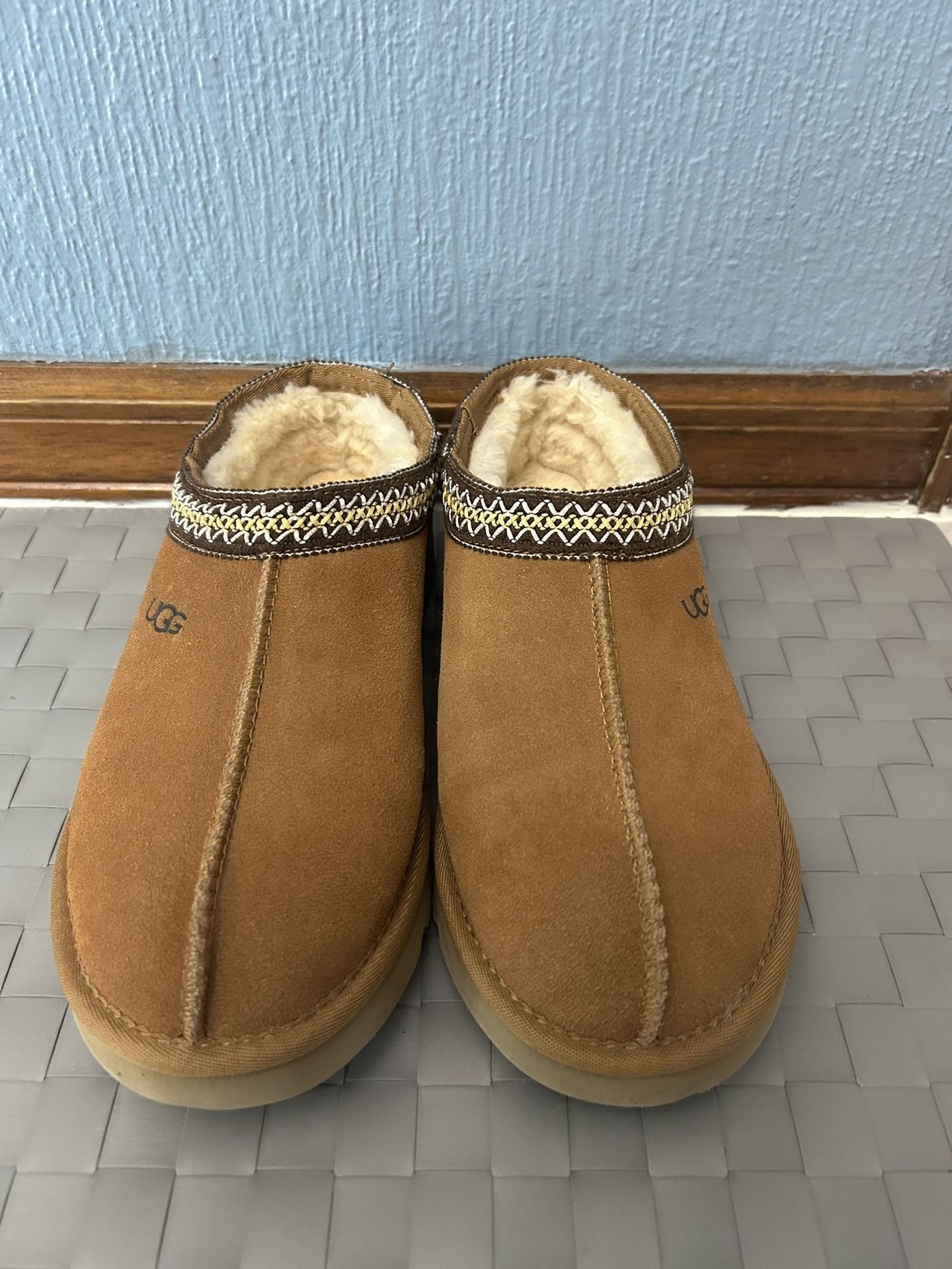 Women’s, Ugg , Fashion Slippers. Size 10