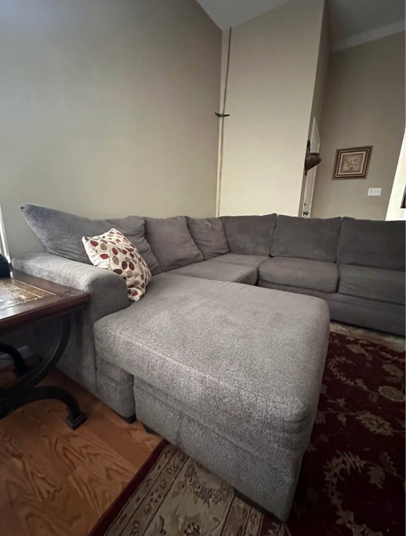 BEAUTIFUL L SHAPED SECTIONAL SOFA