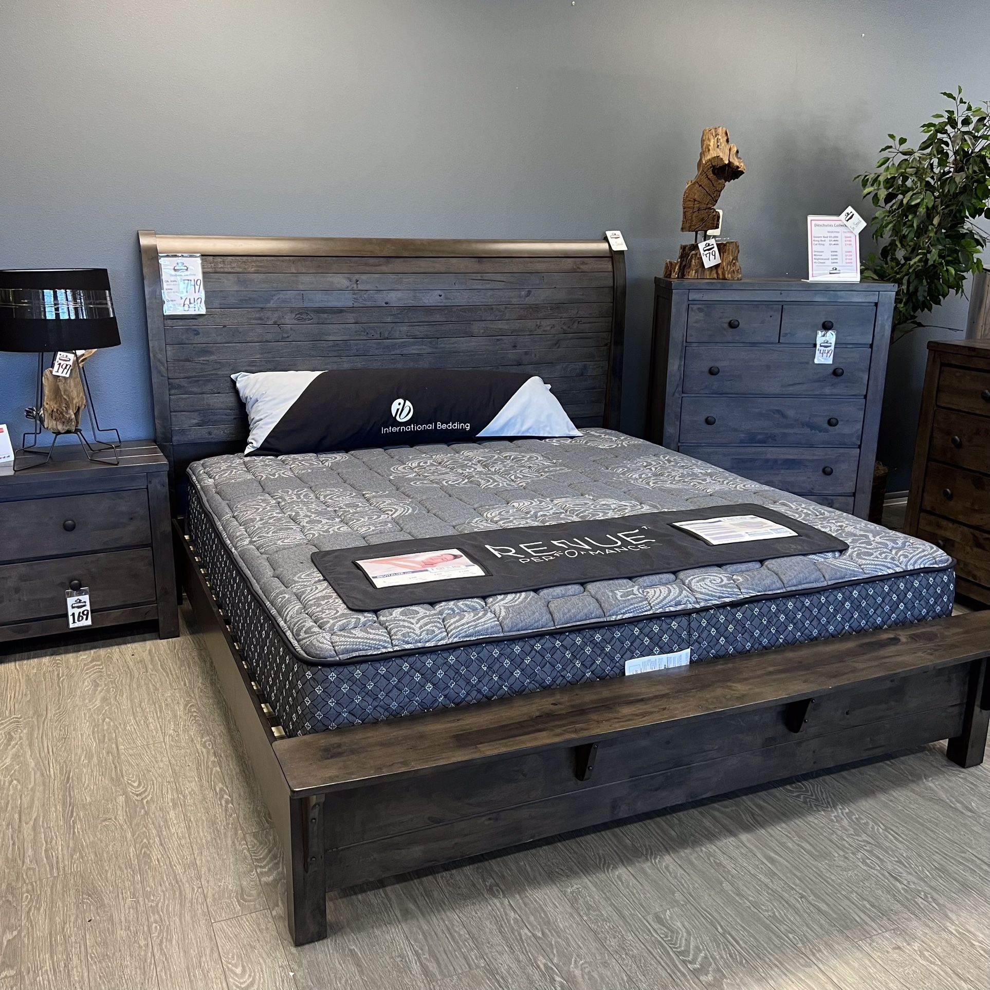 Grey Platform Bed 4pc Bedroom Set - Deschutes Collection 