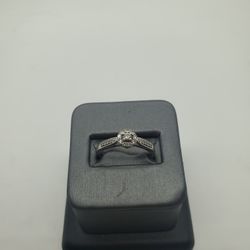 10KT WHITE GOLD LADIES DIAMOND RING