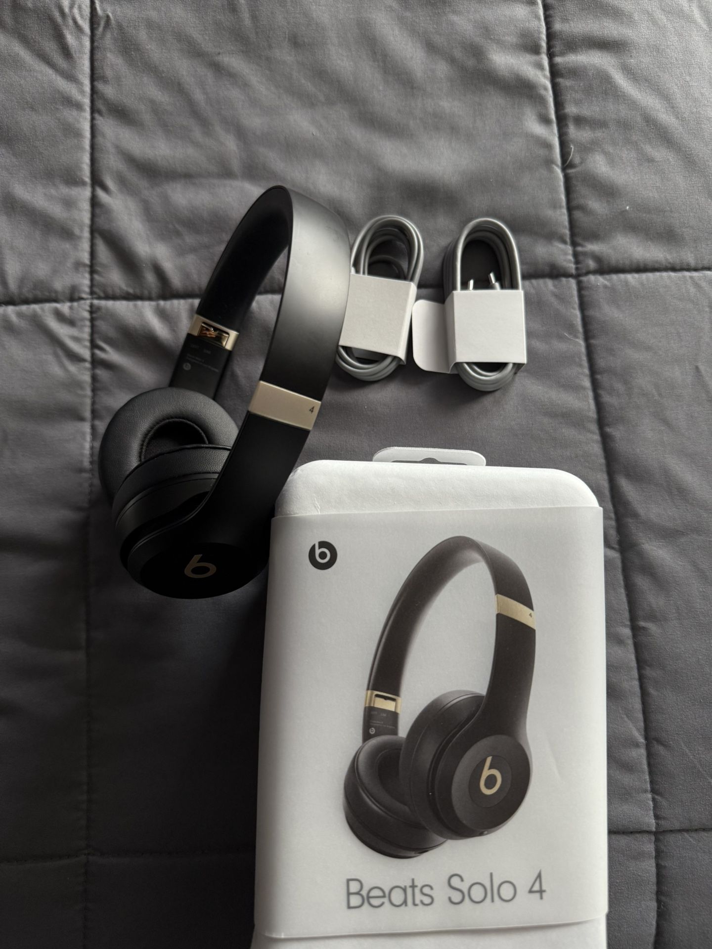 Beats solo 4 Black and gold