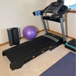 NORDICTRACK C990 TREADMILL ( EXCELLENT CONDITION & DELIVERY AVAILABLE TODAY)