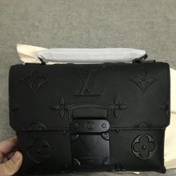 Womens LV purse 