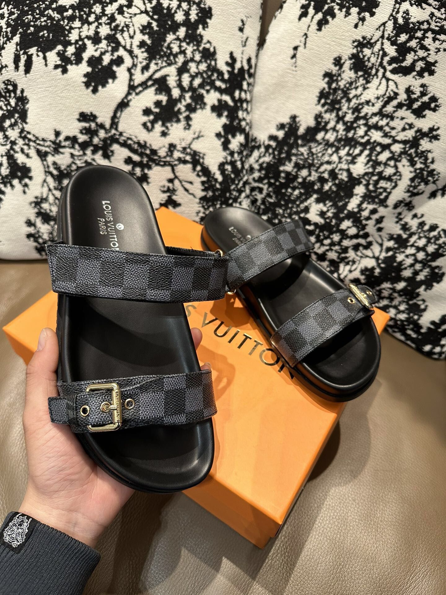 LV Women’s Shoes 2025 New