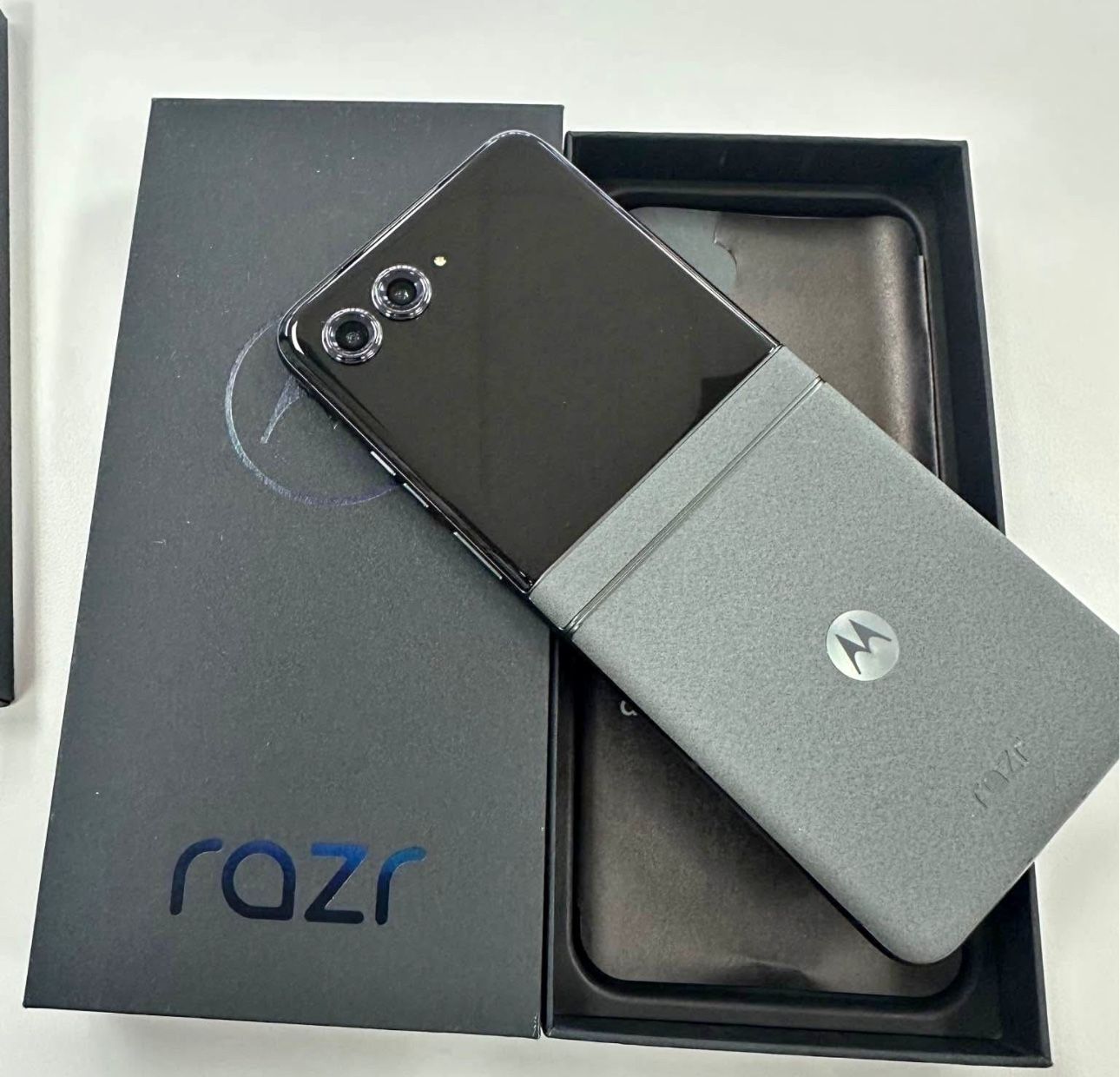 Moto Razr 2024 - Unlocked