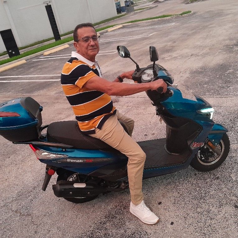 800 Pesos Todo Fuciona Es Automática Del 2022 Es De 50 Cc  El Interezado Llamar  Al (contact info removed)