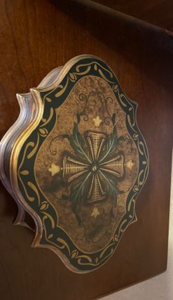 Decorative box felt-lined to store your trinkets/charms