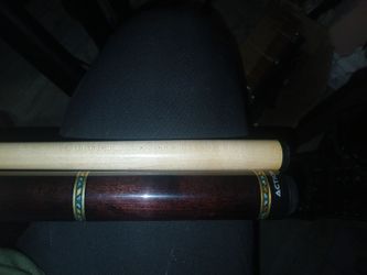 2 pool cues w/ case