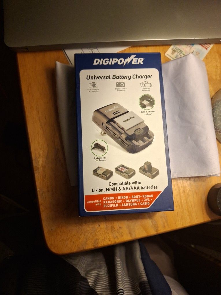 Multi Purpose Charger DigiPower TC-U450 Univeral Camera Battery Charger (Black