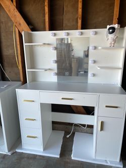 New Makeup Vanity Desk $165. Apple valley.