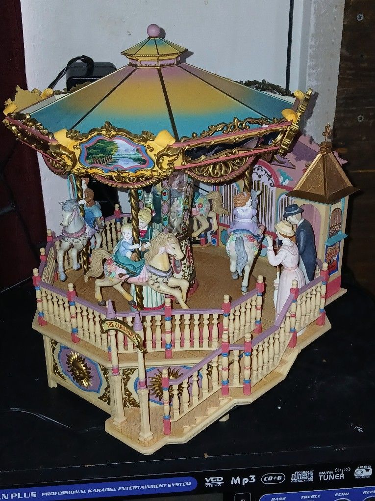 Carousel Royale Deluxe Action & Illuminated Musical