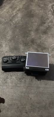 8.4 Uconnect radio coming with all pieces